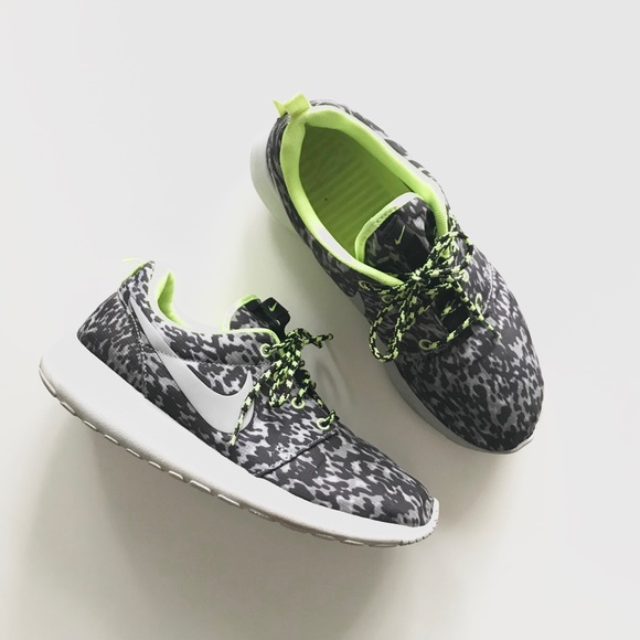 Nike Shoes - {nike} leopard roshe black gry neon running shoe 8